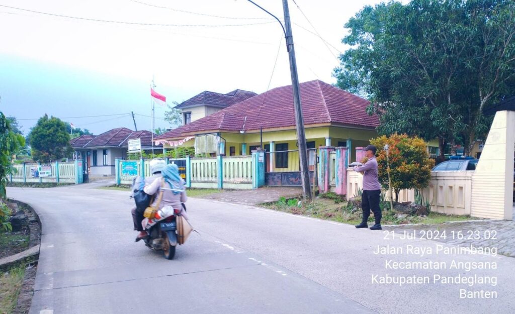 Anggota Piket Polsek Angsana Polres Pandeglang Laksanakan Strongpoint Sore 1 WhatsApp Image 2024 07 21 at 19.23.52