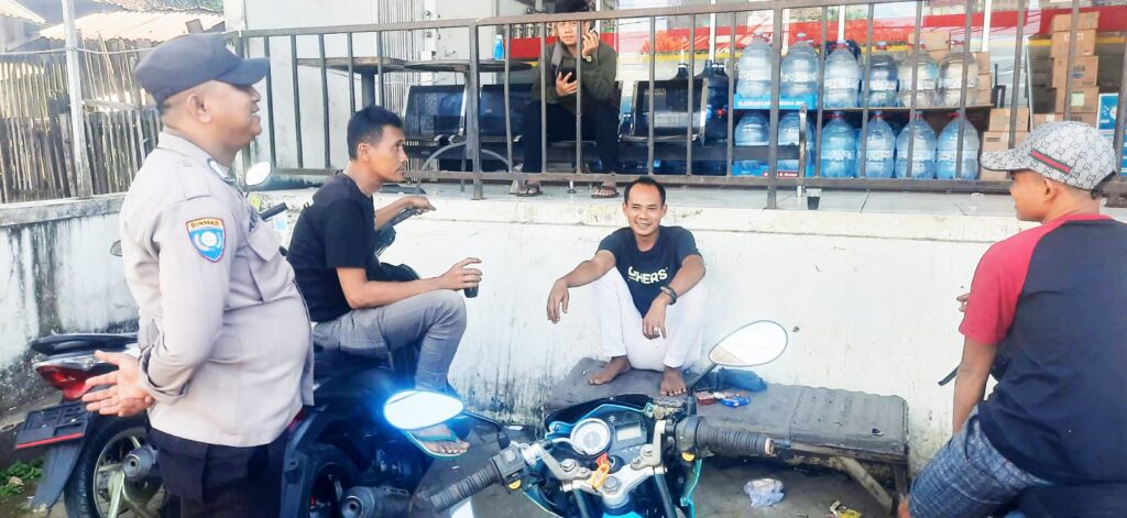 Bhabinkamtibmas Polsek Picung Jalin Kedekatan dengan Warga Desa Binaan 3 WhatsApp Image 2024 07 21 at 21.29.50