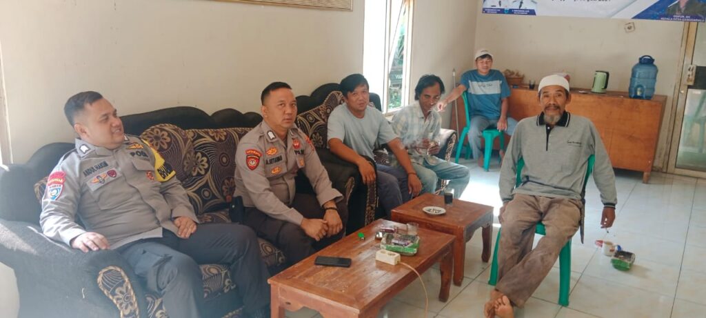 Patroli Unit Samapta Polsek Picung Bersama Bahabinkamtibmas dalam Menjaga Keamanan Desa Ganggaeng 4 WhatsApp Image 2024 07 21 at 21.30.05