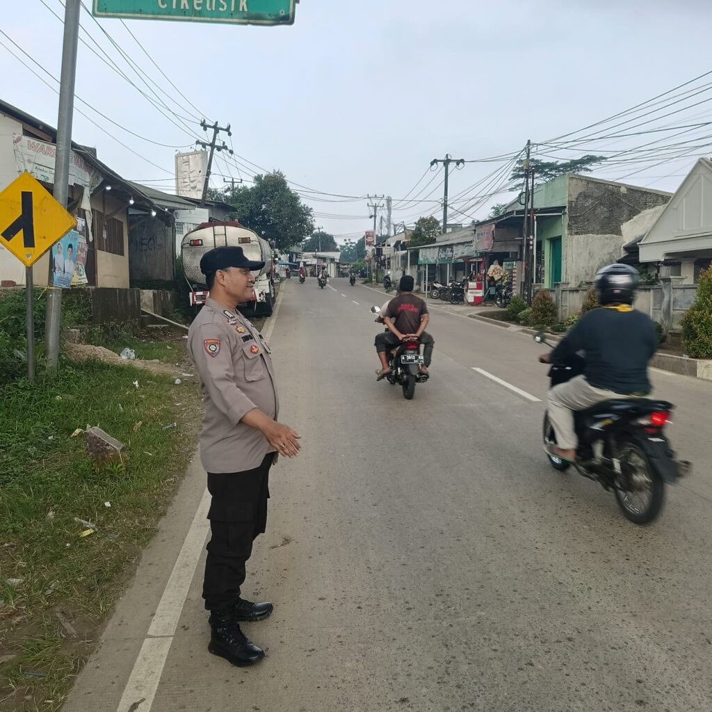 Polsek Picung Gelar Strong Point Pengaturan Lalu Lintas Cegah Kemacetan 7 WhatsApp Image 2024 07 21 at 21.31.52