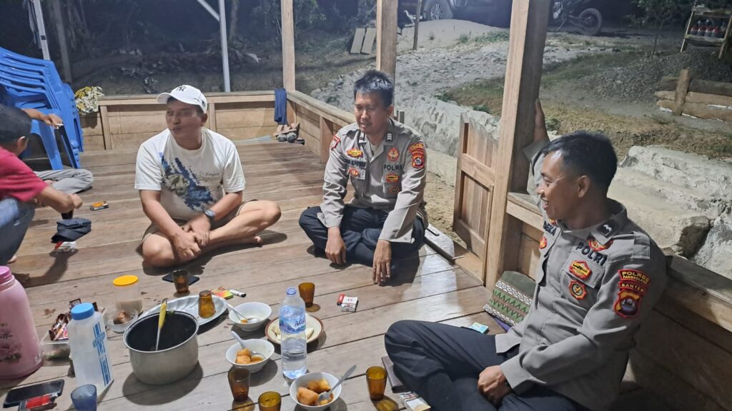 Polsek Cikeusik Gelar Patroli Dialogis Malam, Jaga Kamtibmas dan Dekatkan Diri dengan Masyarakat 5 WhatsApp Image 2024 07 22 at 05.31.44
