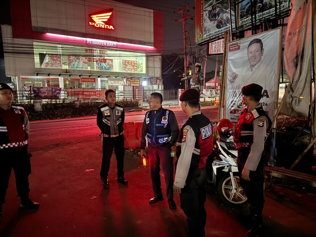 Ciptakan Kelancaran Lalu Lintas Malam Hari, Sat Samapta Polres Pandeglang Gelar Strong Point di Persimpangan Cipacung 3 WhatsApp Image 2024 07 22 at 05.49.43 1