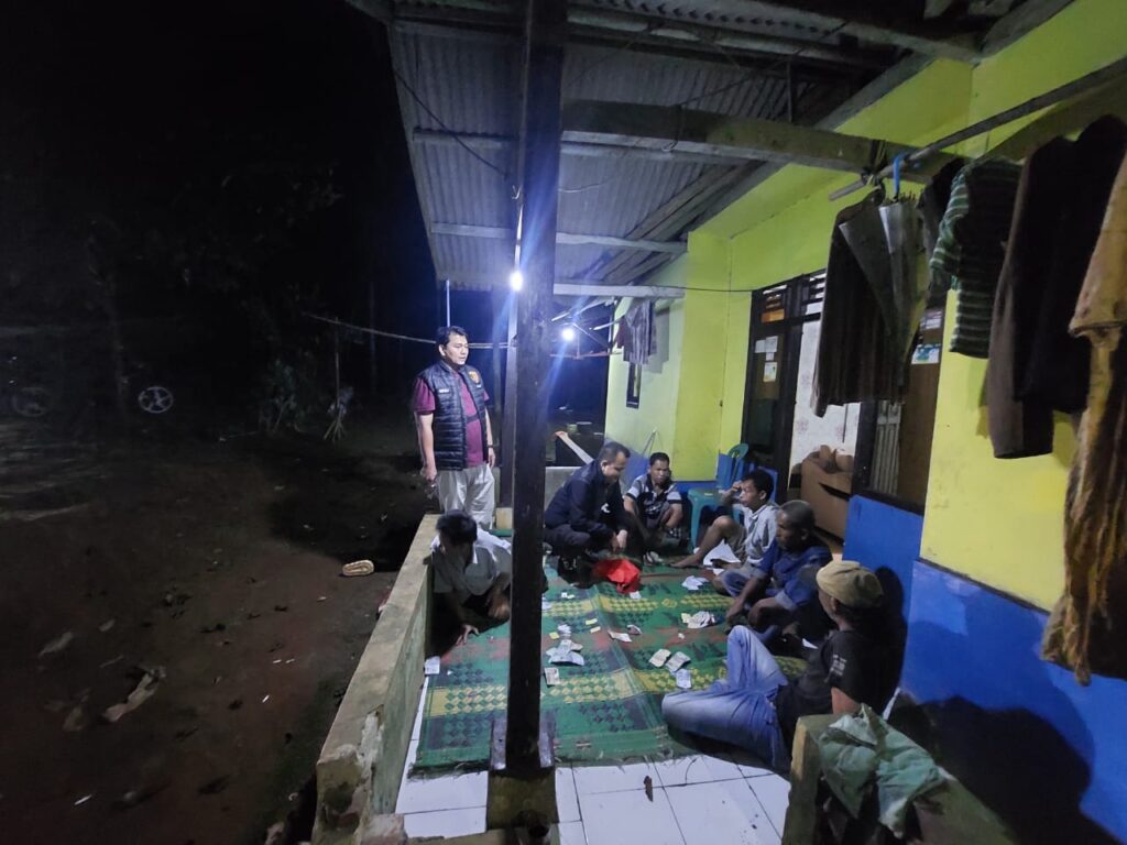 Polsek Bojong Polres Pandeglang Amankan 5 Pelaku Judi Jenis QiuQiu di Desa Bojong 9 WhatsApp Image 2024 07 22 at 05.56.45