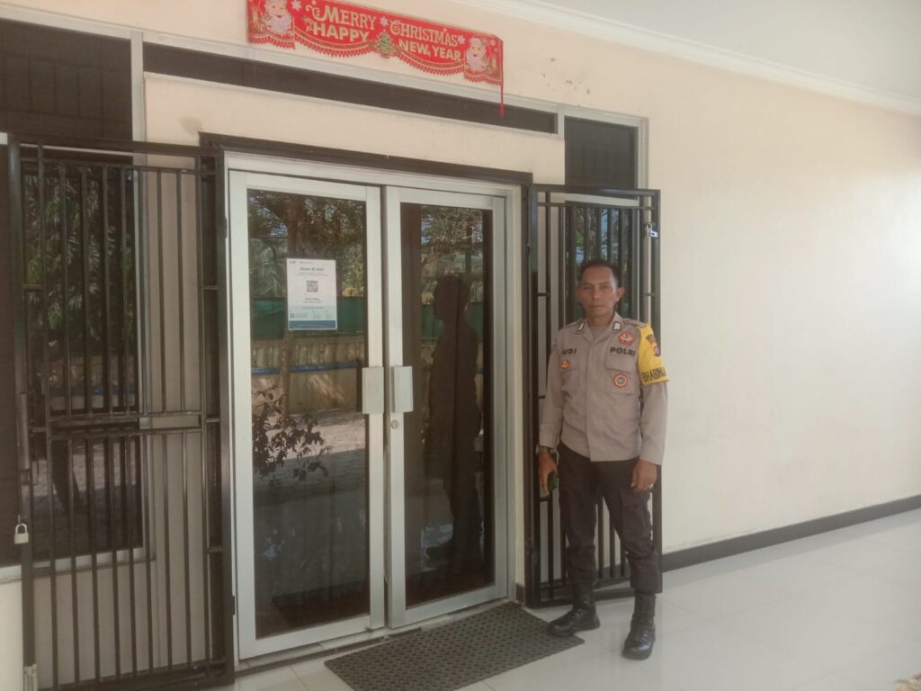 Polsek Carita Laksanakan Pengamanan Ibadah Umat Nasrani di Rumah Ibadah Pantekosta Rahmat Carita 6 WhatsApp Image 2024 07 22 at 06.42.14