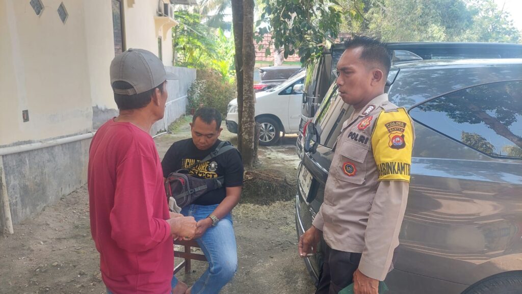 Personil Polsek Carita Bripka Yudi Berdialog dengan Tokoh Masyarakat di Desa Pejamben 5 WhatsApp Image 2024 07 22 at 06.45.28