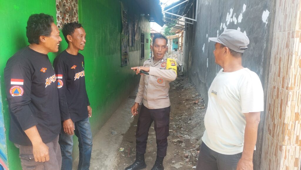 Personil Polsek Carita Laksanakan Patroli Dialogis Bersama Anggota Destana Bahas Desa Tanggap Bencana 4 WhatsApp Image 2024 07 22 at 06.49.41
