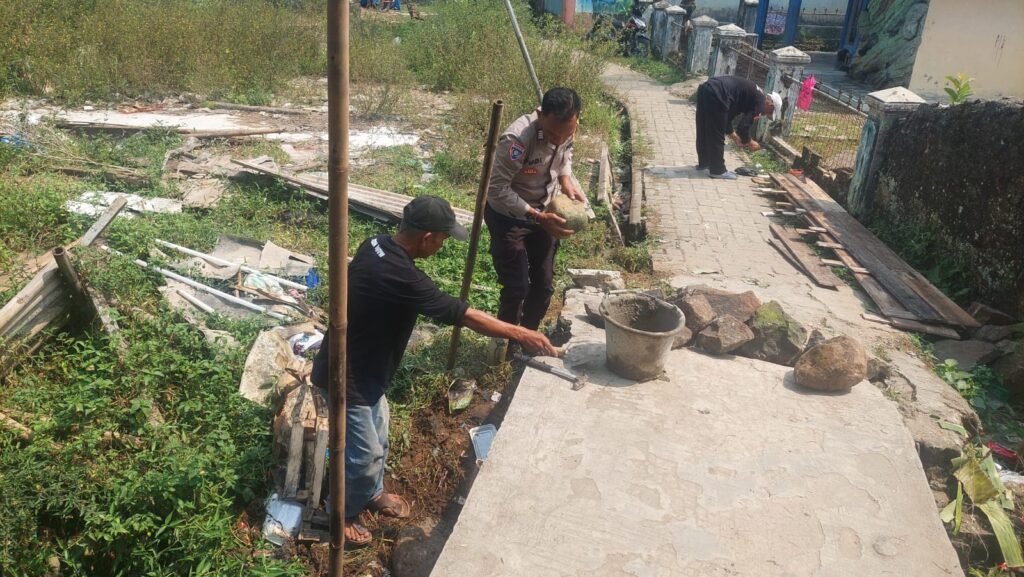 Bhabinkamtibmas Polsek Carita Bantu Membangun Jembatan di Desa Carita Bersama Destana Carita 3 WhatsApp Image 2024 07 22 at 07.00.22