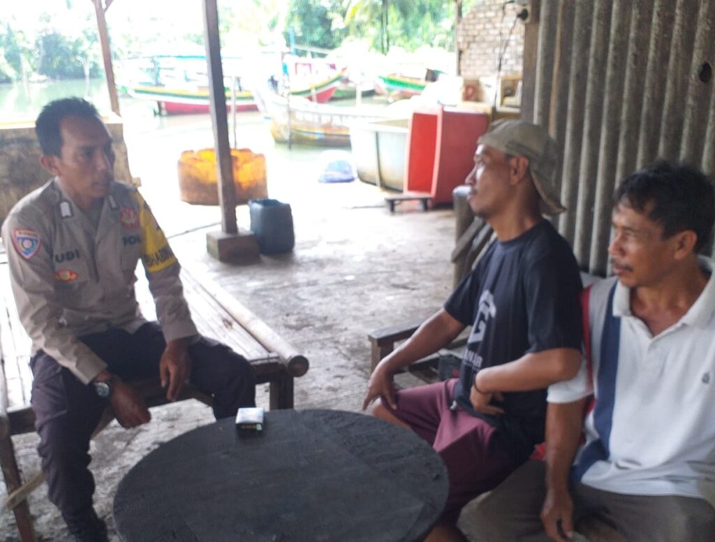 Bhabinkamtibmas Polsek Carita Bripka Yudi Melaksanakan Sambang kepada Nelayan di Carita 2 WhatsApp Image 2024 07 22 at 07.02.54