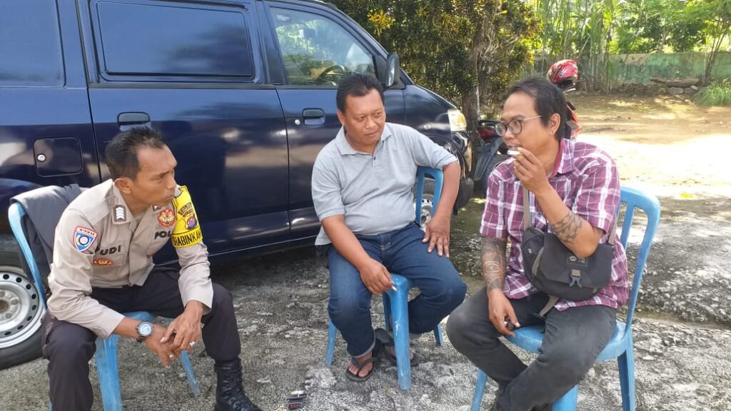 Personil Polsek Carita Bripka Yudi Duduk Bersama dan Ngobrol dengan Pengunjung Wisata Pantai Carita 1 WhatsApp Image 2024 07 22 at 07.05.15