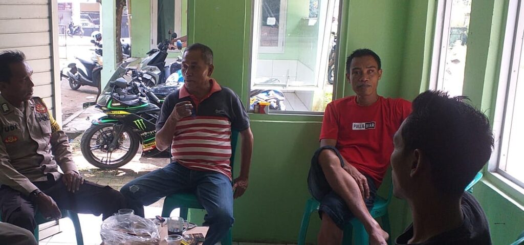 Bhabinkamtibmas Polsek Carita Bripka Yudi Berdialog dengan Tokoh Masyarakat Desa Carita 10 WhatsApp Image 2024 07 22 at 07.07.46