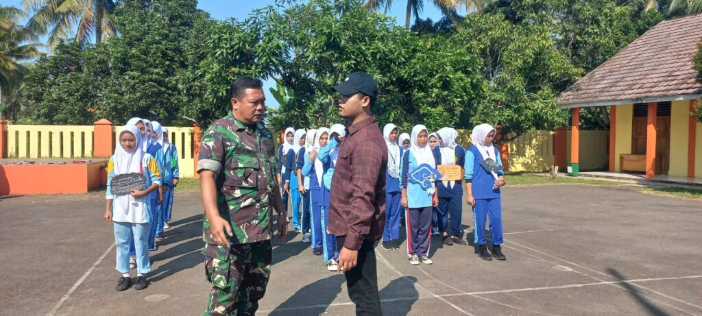 Personil Polsek Carita Briptu Riko dan Personil Koramil Sertu Purwadi Latih Calon Paskibra Kecamatan Carita 8 WhatsApp Image 2024 07 22 at 07.22.53