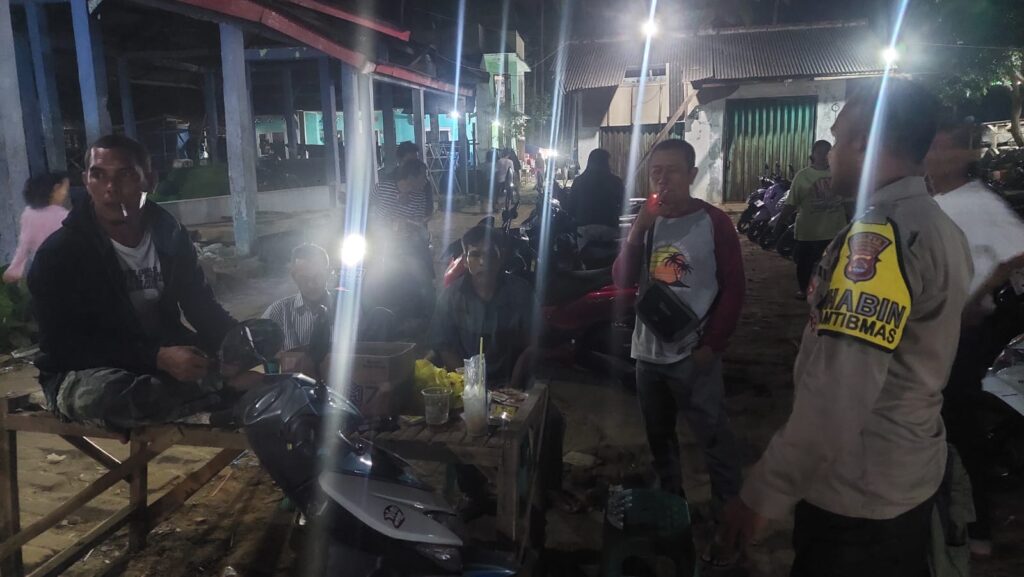 Personil Polsek Carita Bripka Eka dan Briptu Riko Laksanakan Patroli Malam ke Pasar Malam Carita dan Berbincang dengan Petugas Parkir 7 WhatsApp Image 2024 07 22 at 07.25.22