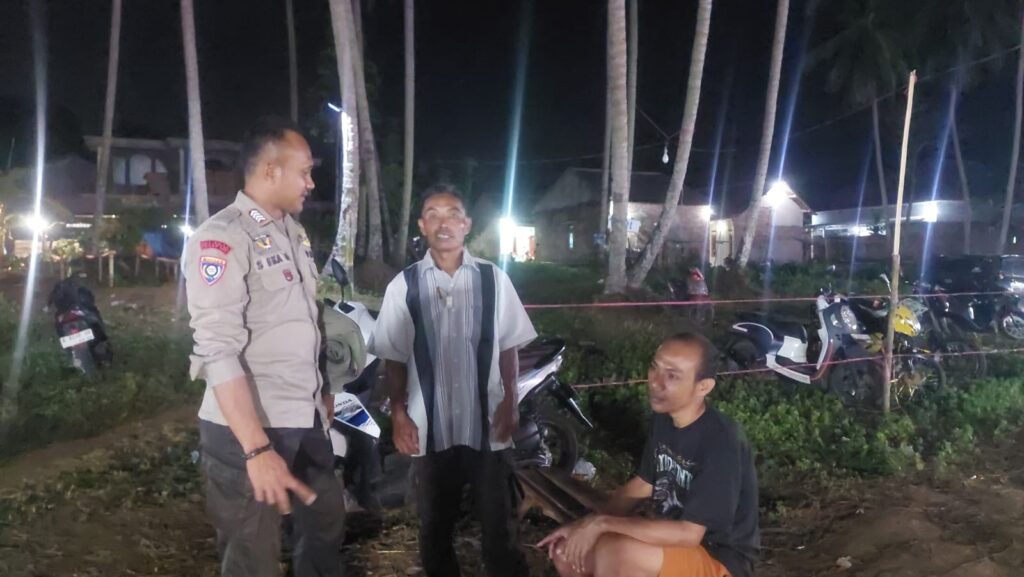 Personil Polsek Carita Bripka Eka Berdialog dengan Pengunjung Pasar Malam Carita 6 WhatsApp Image 2024 07 22 at 07.27.55