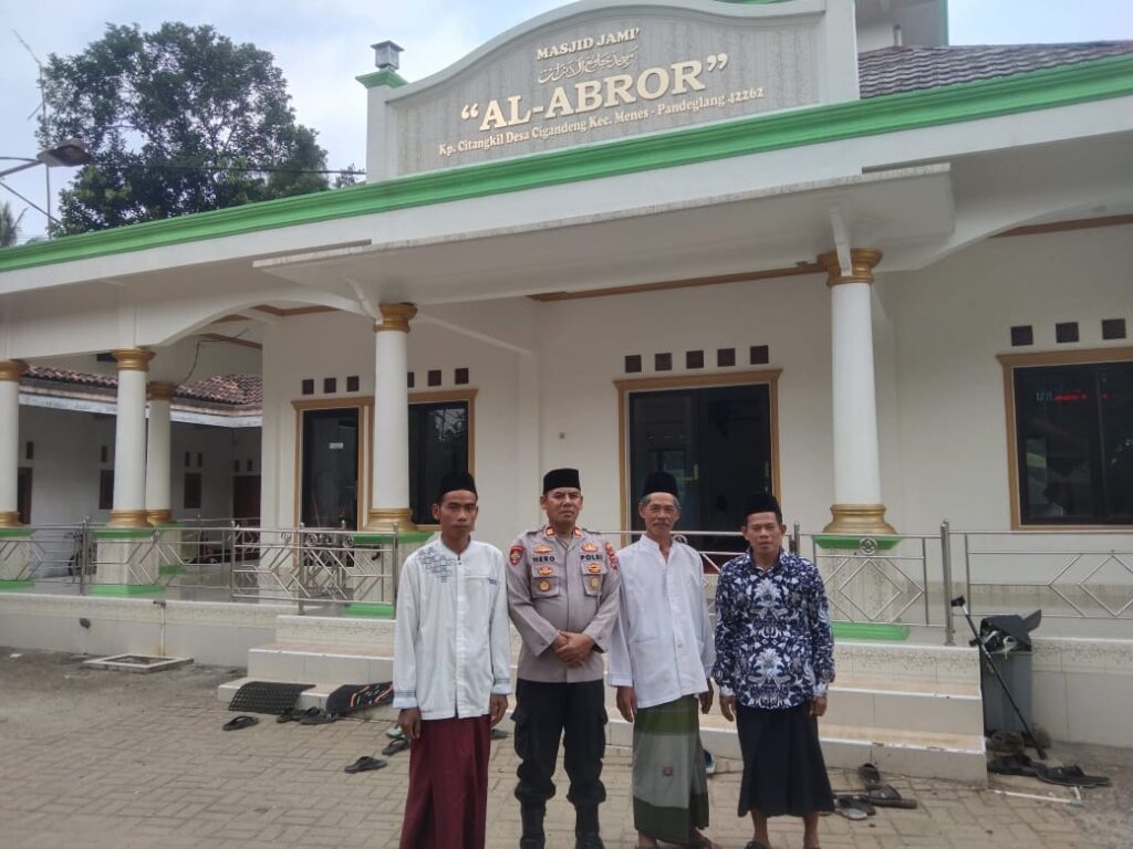 AKP Hero Kapolsek Menes Sambangi DKM Masjid Al Abror, Jalin Kerjasama Ciptakan Kamtibmas Kondusif 2 WhatsApp Image 2024 07 22 at 13.00.16