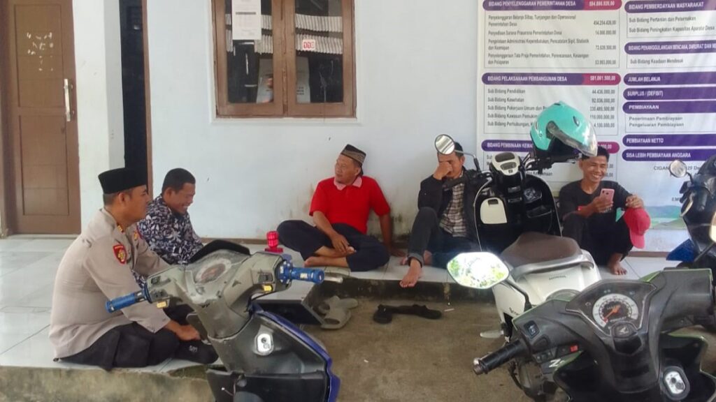 Kapolsek Menes Sambangi Kantor Desa Cigandeng untuk Tingkatkan Sinergitas 3 WhatsApp Image 2024 07 22 at 13.04.12