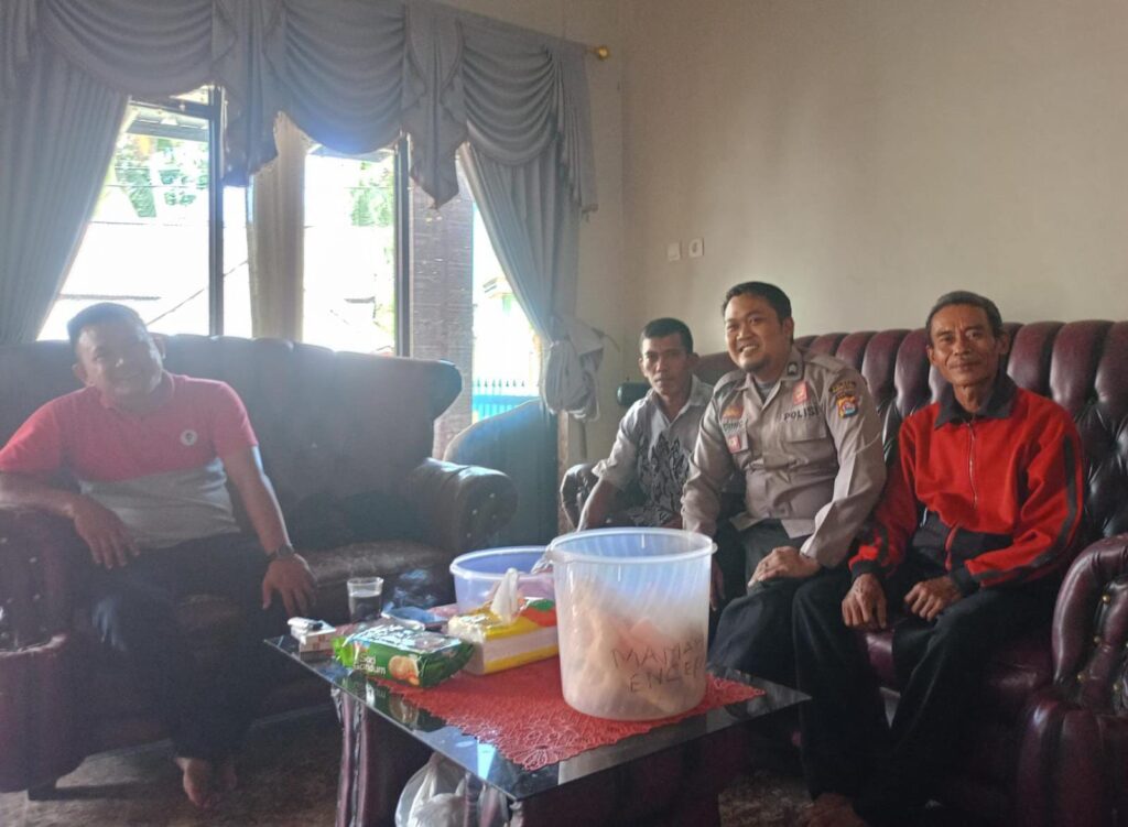 Bhabinkamtibmas Polsek Bojong Polres Pandeglang Sambangi Tokoh Masyarakat untuk Eratkan Silaturahmi dan Berikan Himbauan Kamtibmas 4 WhatsApp Image 2024 07 22 at 15.31.23