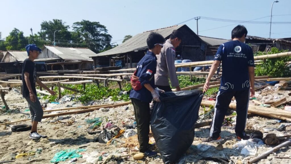 Polsek Sumur Polres Pandeglang Gelar Patroli Dialogis dan Bersih-bersih Pantai di TPI Sumur 6 WhatsApp Image 2024 07 22 at 17.38.12