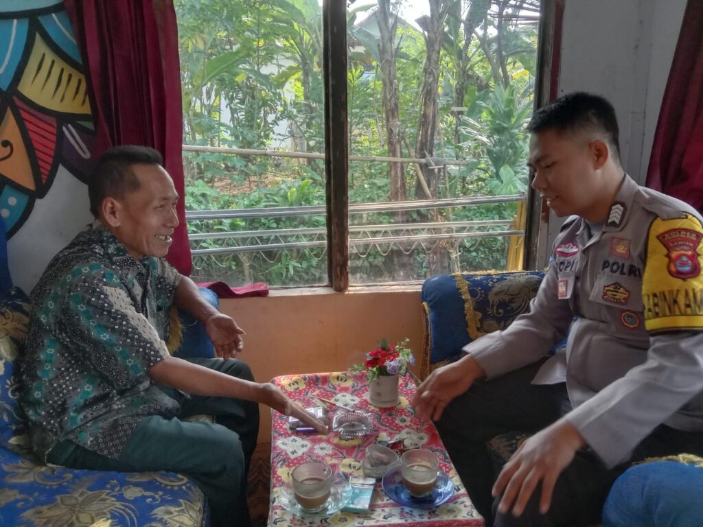Bripka Ropi Polsek Mandalawangi Sambangi Rumah Warga, Sampaikan Pesan Kamtibmas 9 WhatsApp Image 2024 07 22 at 19.59.22