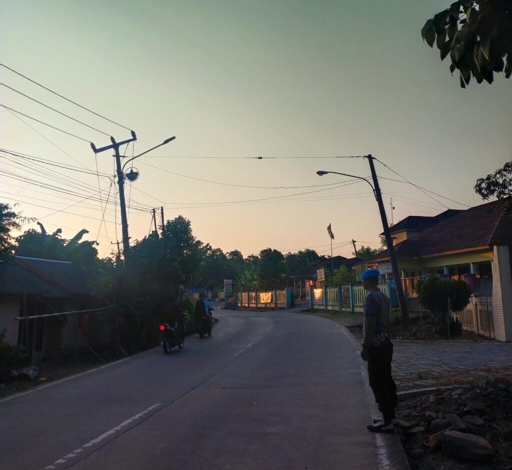 Anggota Piket Polsek Angsana Polres Pandeglang Bripka Darlin Laksanakan Strongpoint Sore 10 WhatsApp Image 2024 07 22 at 21.34.07