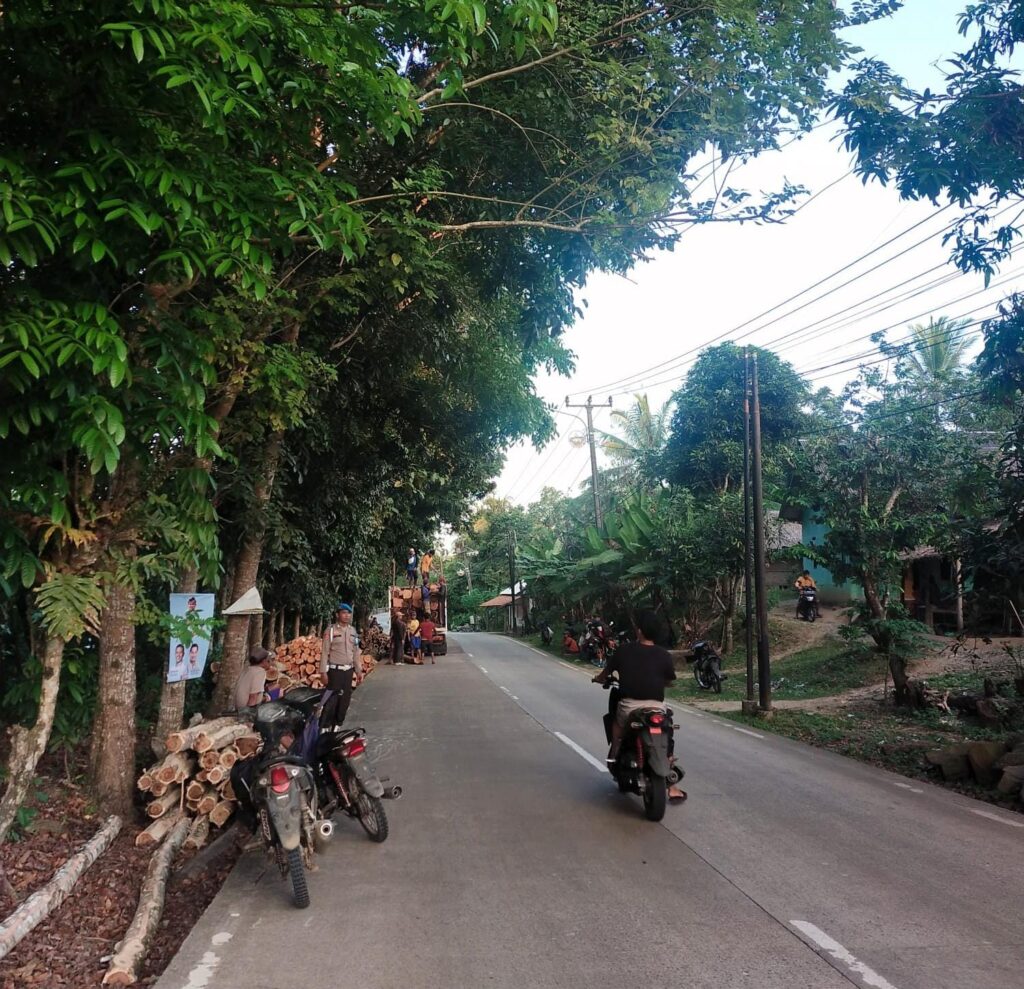 Wujudkan Tertib Berlalulintas, Anggota Piket Polsek Angsana Rutin Strongpoint Sore di Jl Raya Munjul-Angsana 2 WhatsApp Image 2024 07 22 at 21.34.18