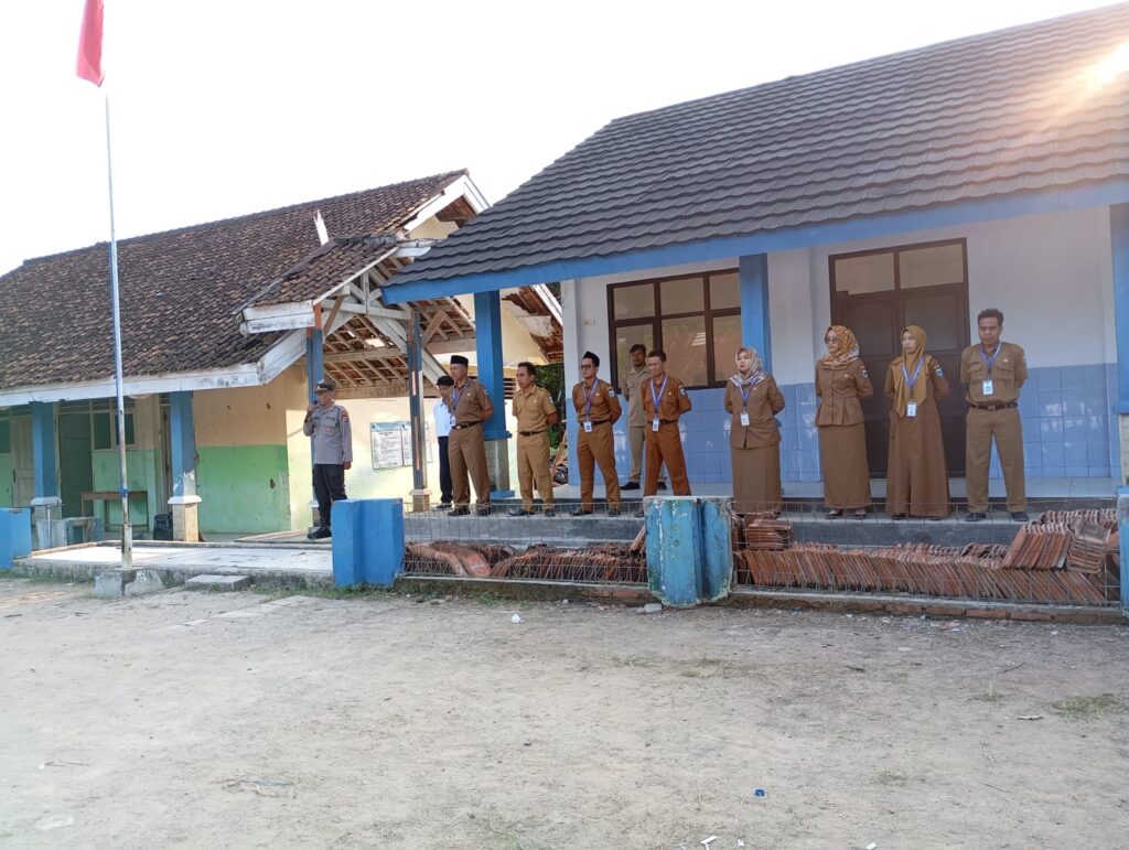 Kapolsek Angsana Polres Pandeglang Jadi Pembina Upacara di SMPN 2 Angsana untuk Cegah Kenakalan Remaja 3 WhatsApp Image 2024 07 22 at 21.34.31