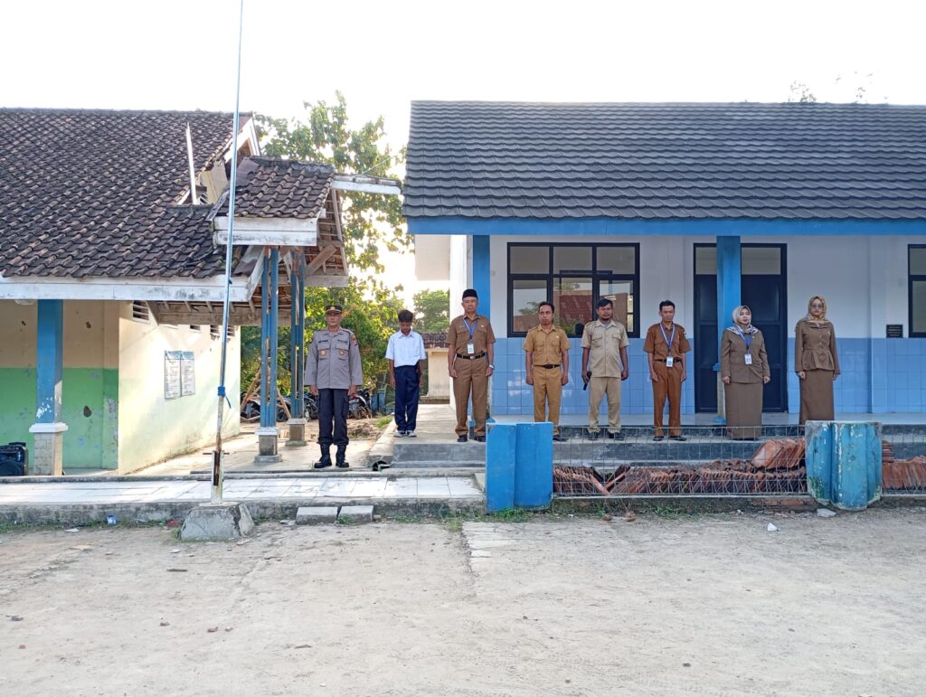 Diundang untuk Menjadi Pembina Upacara di SMPN 2 Angsana, Ini yang Disampaikan Kapolsek Angsana 4 WhatsApp Image 2024 07 22 at 21.34.42