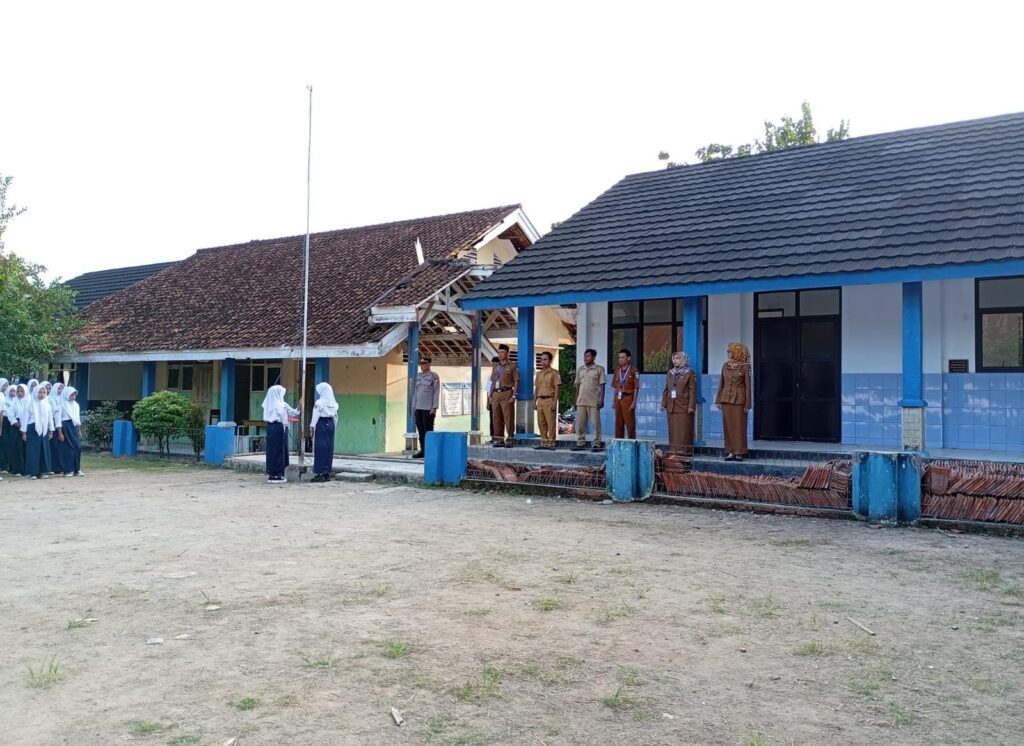 Kapolsek Angsana Sampaikan Tentang Bahaya Narkoba dan Kenakalan Remaja saat Menjadi Pembina Upacara di SMPN 2 Angsana 5 WhatsApp Image 2024 07 22 at 21.34.53