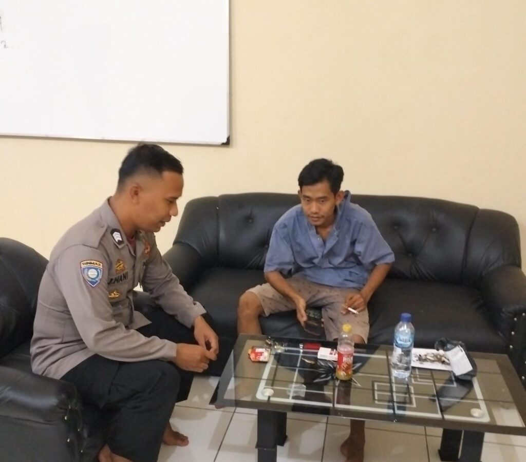 Bhabinkamtibmas Polsek Angsana Sambangi Masyarakat Desa Sumurlaban 8 WhatsApp Image 2024 07 22 at 21.35.36