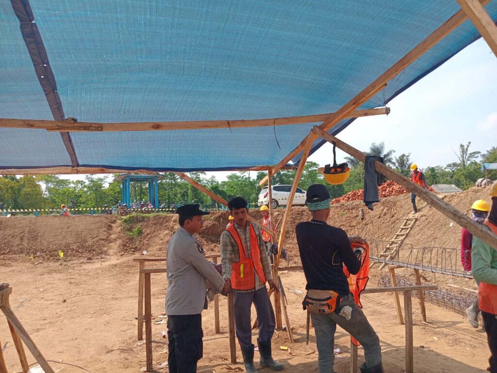 Personil Polsek Picung Patroli dan Monitoring Program Pemerintah di Desa Ciherang 6 WhatsApp Image 2024 07 22 at 22.51.44