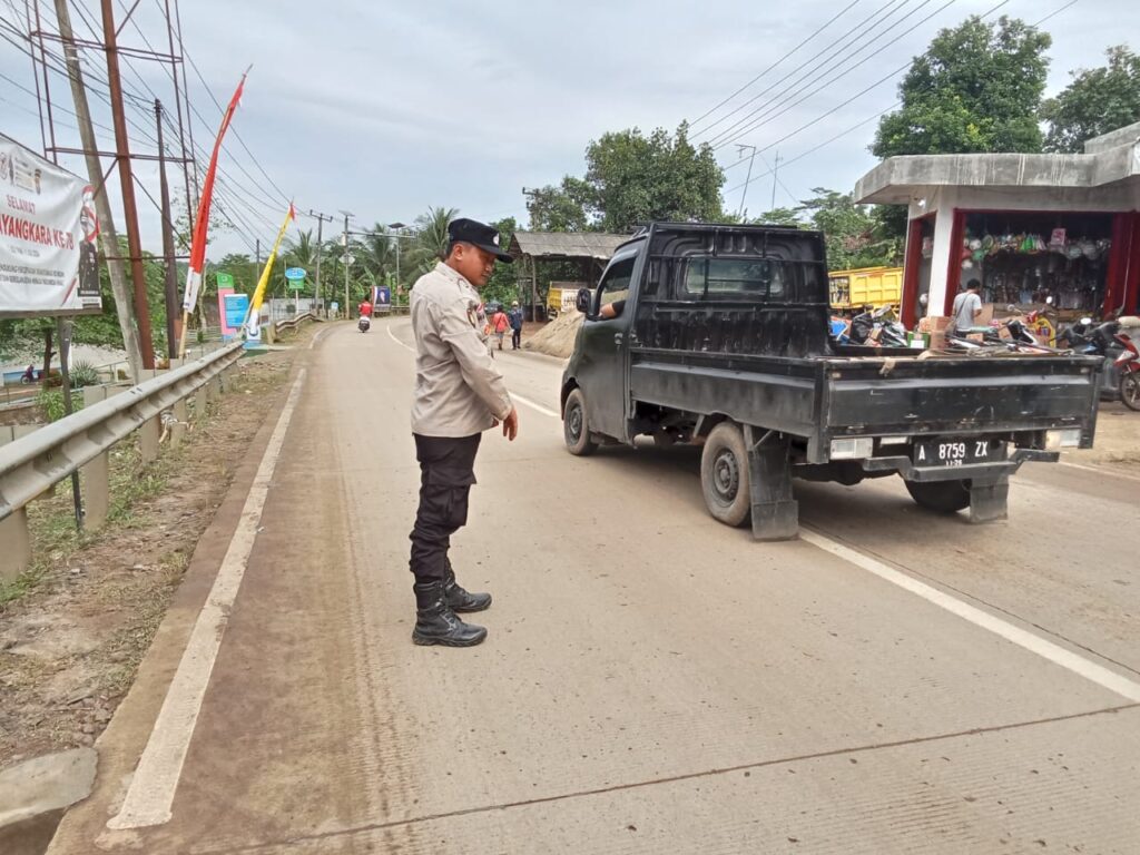 Polsek Picung Gelar Strong Point Pengaturan Lalu Lintas Cegah Kemacetan 7 WhatsApp Image 2024 07 22 at 22.52.07