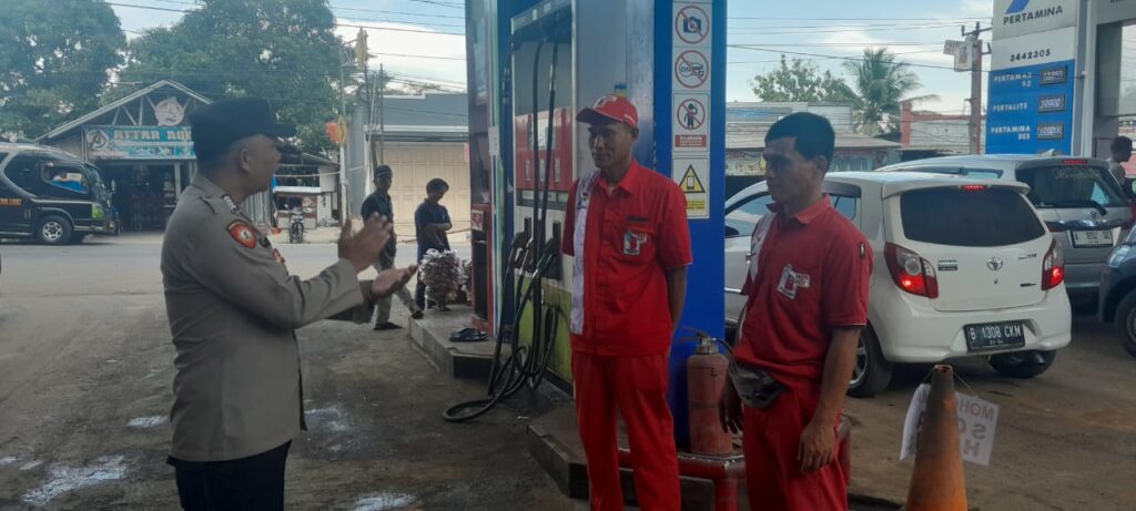 Polsek Picung Patroli Dialogis di SPBU Antisiapasi Gangguan Kamtibmas 8 WhatsApp Image 2024 07 22 at 22.52.39
