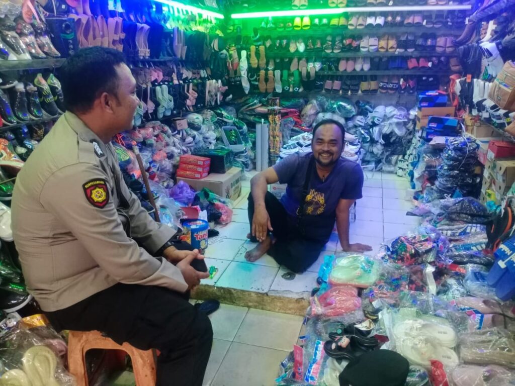Patroli Pasar Tradisional di Kecamatan Picung Polisi Ingatkan Pedagang Waspada Peredaran Upal 9 WhatsApp Image 2024 07 22 at 22.52.49