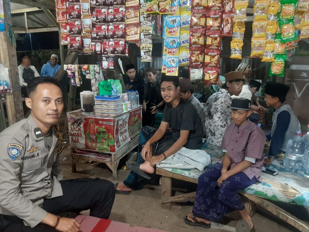Bhabinkamtibmas Polsek Cadasari Desa Tanagara Laksanakan Door to Door System Silaturahmi 3 WhatsApp Image 2024 07 23 at 09.31.56