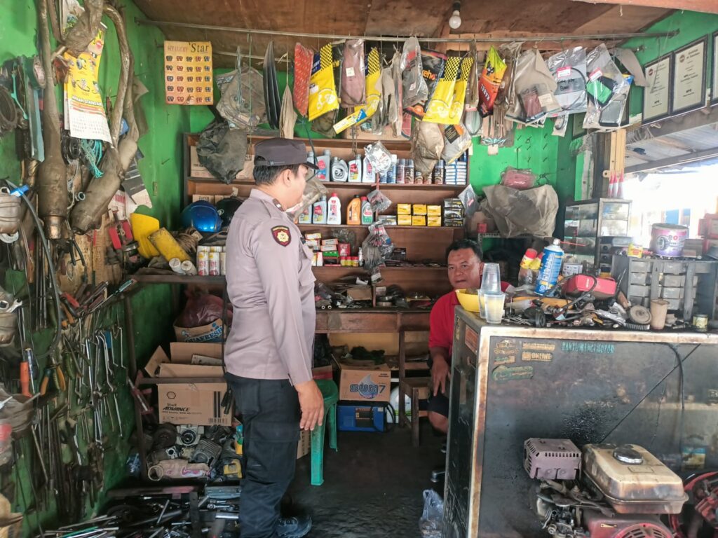 Bhabinkamtibmas Polsek Bojong Polres Pandeglang Gelar Sambang Desa dan Berikan Himbauan Kamtibmas di Bengkel Desa 1 WhatsApp Image 2024 07 23 at 11.08.27
