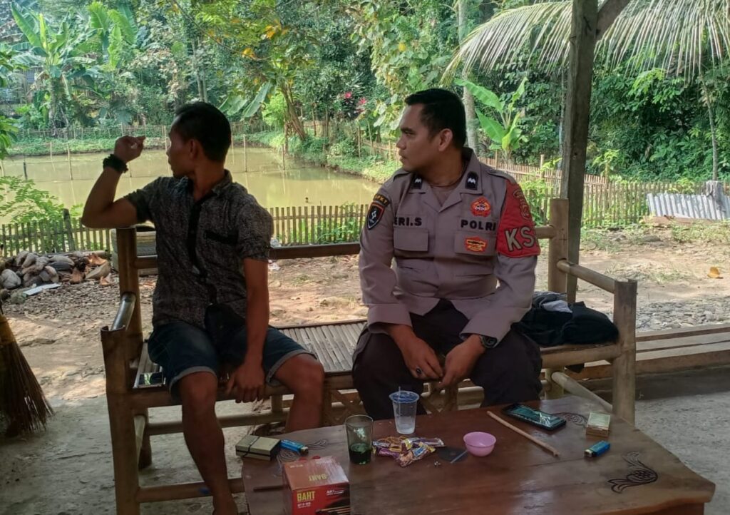 Polsek Menes Sambangi Warga Sdr Oman Kampung Kananga Desa Kananga 5 WhatsApp Image 2024 07 23 at 16.08.54
