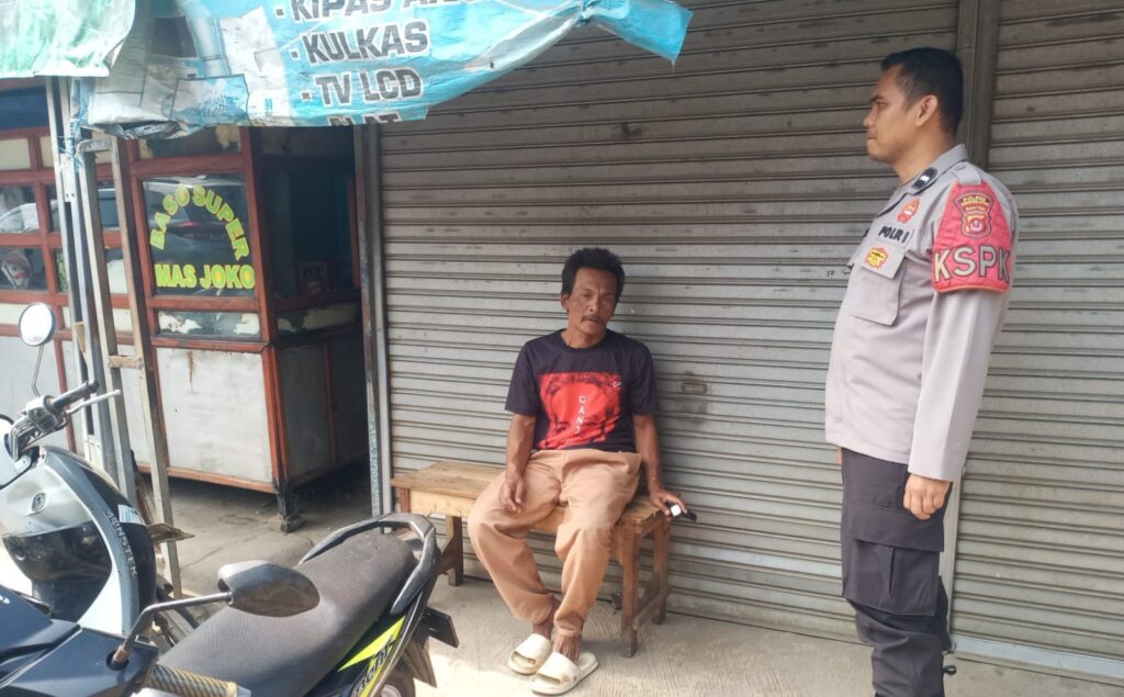 Polsek Menes Sambangi Warga Sdr Usman di Kampung Sindang Raya 6 WhatsApp Image 2024 07 23 at 16.11.30