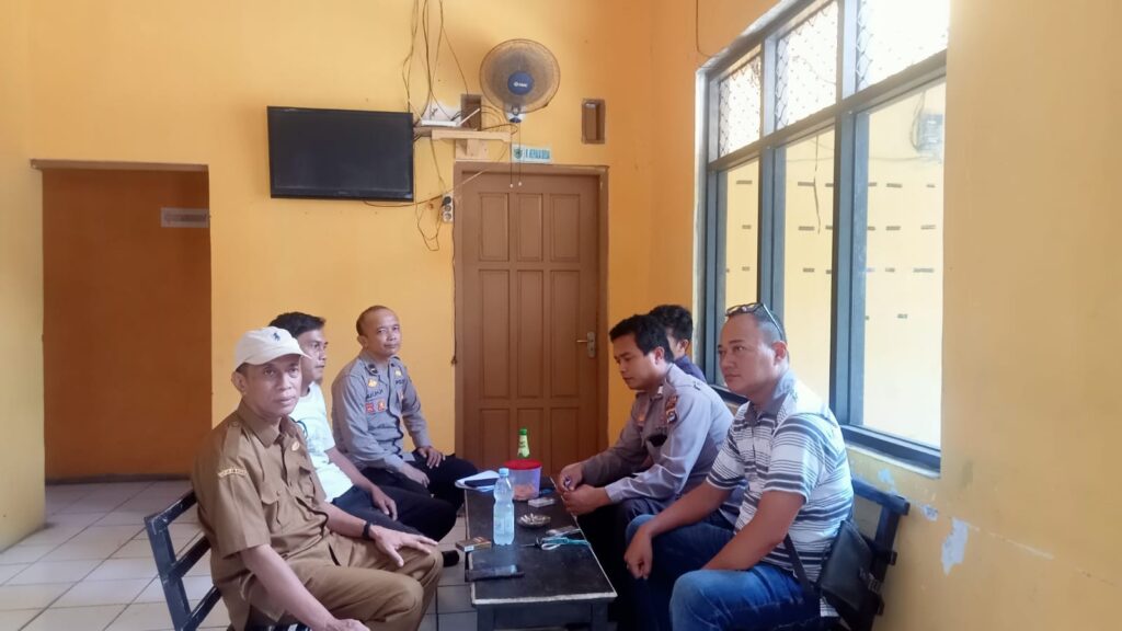Polsek Menes Sambangi Kepala Desa Menes untuk Jalin Silaturahmi dan Koordinasi Keamanan 7 WhatsApp Image 2024 07 23 at 16.19.46