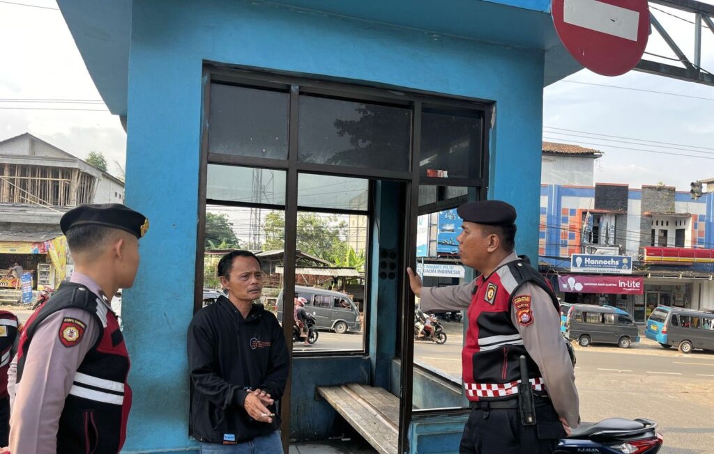 Sat Samapta Polres Pandeglang Gelar Patroli Dialogis di Terminal Kadubanen 3 WhatsApp Image 2024 07 23 at 17.30.51 1