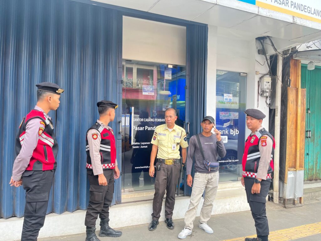 Sat Samapta Polres Pandeglang Sambangi Obyek Vital Bank BJB, Berikan Himbauan Kamtibmas 4 WhatsApp Image 2024 07 23 at 17.30.51