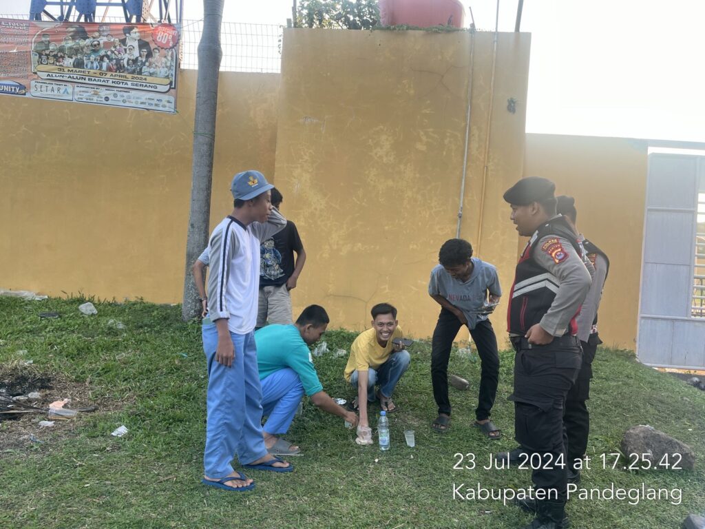 Cegah Aksi Mabuk-mabukan di Siang Hari, Sat Samapta Polres Pandeglang Gelar Patroli di Stadion Badak 10 WhatsApp Image 2024 07 23 at 18.26.35