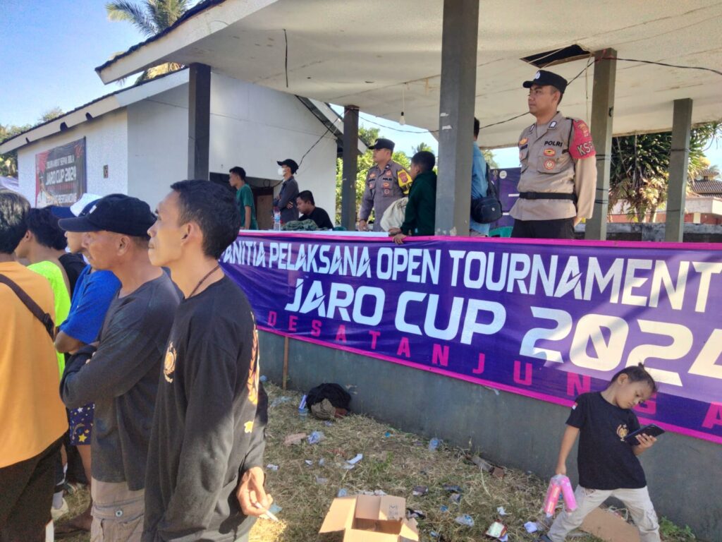 Polsek Cikeusik Berhasil Amankan Turnamen Sepak Bola di Tanjungan 5 WhatsApp Image 2024 07 23 at 19.32.30