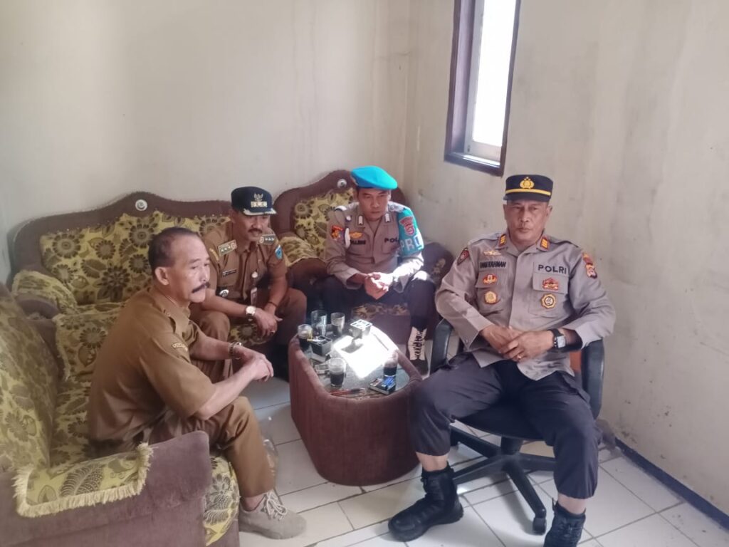 Kunjungi Kantor Kecamatan Angsana, Kapolsek Angsana Ajak Bersinergi Jaga Kamtibmas 7 WhatsApp Image 2024 07 23 at 20.45.45