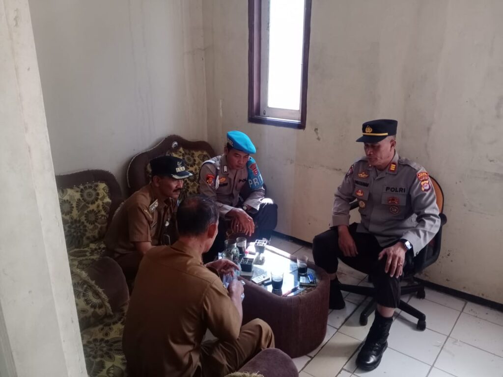 Bersama Camat Angsana, Kapolsek Angsana Kunjungi Kantor Desa Angsana 8 WhatsApp Image 2024 07 23 at 20.45.59