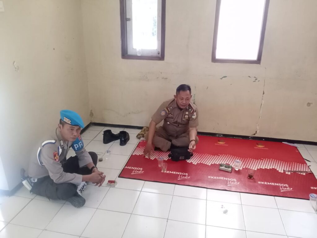 Kanit Propam Polsek Angsana, bersama Kasi Trantib Kecamatan Angsana Bersama-sama Kunjungi Kantor Desa Angsana 10 WhatsApp Image 2024 07 23 at 20.47.00