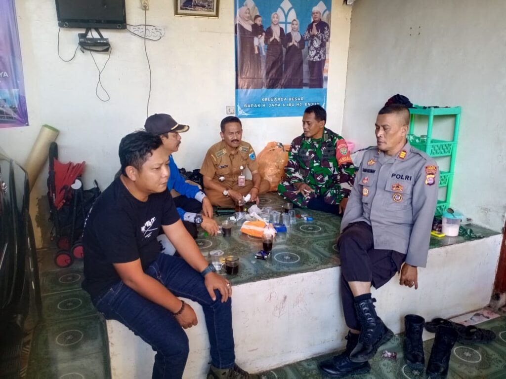 Jalin Silaturahmi, Kapolsek Angsana Kunjungi Tokoh Masyarakat Desa Cikayas 1 WhatsApp Image 2024 07 23 at 20.47.14