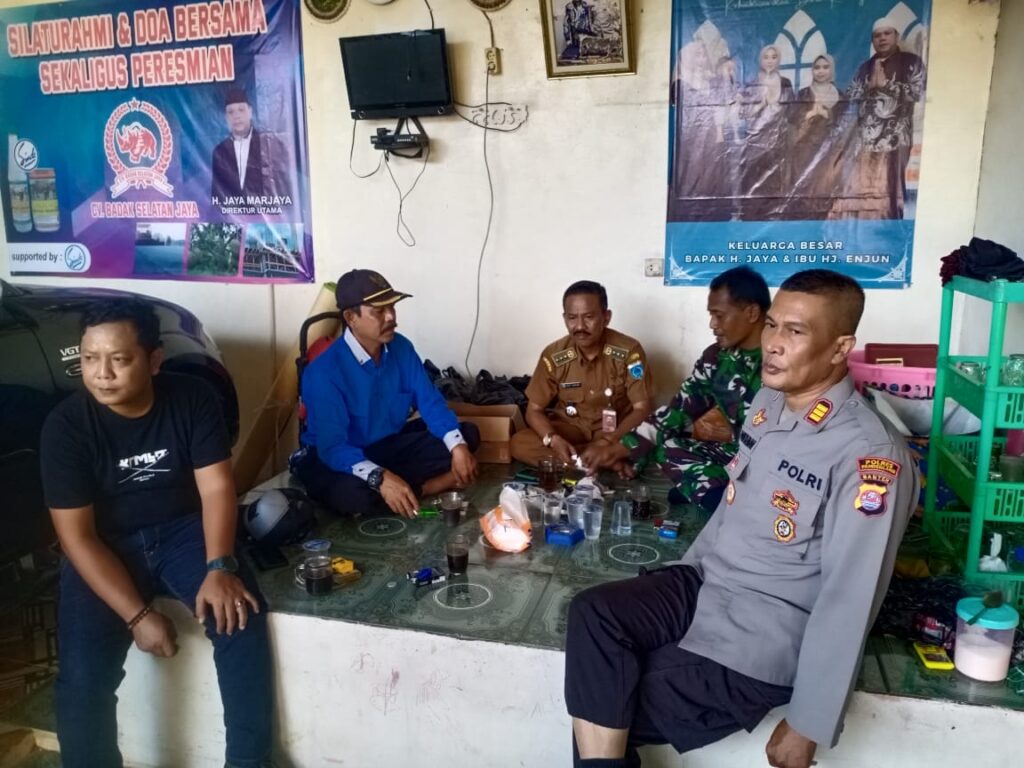 Kunjungi Tokoh Masyarakat Desa Cikayas, Kapolsek Angsana Ajak Bersinergi Jaga Kamtibmas 2 WhatsApp Image 2024 07 23 at 20.47.22