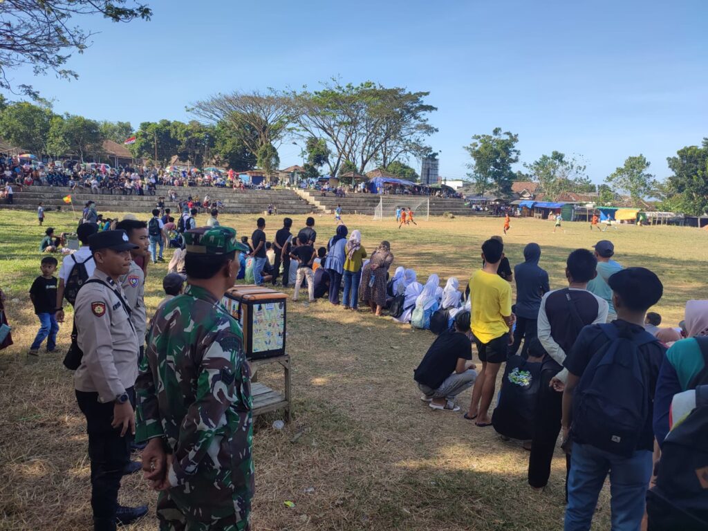 Polsek Cibaliung Berikan Pengamanan Turnamen Sepak Bola Open PRC Cup 2024 3 WhatsApp Image 2024 07 23 at 21.07.26