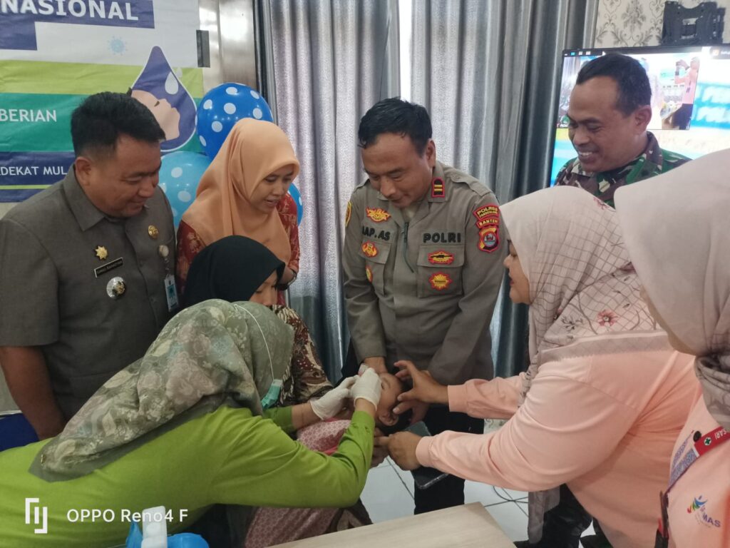 Kapolsek Pulosari Berkomitmen Dukung Imunisasi Nasional Polio di Kecamatan Pulosari 5 WhatsApp Image 2024 07 23 at 22.03.30