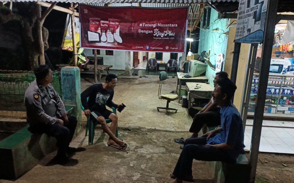 Bhabinkamtibmas Polsek Bojong Polres Pandeglang Aipda Rastono Laksanakan Patroli Malam untuk Antisipasi Tindak Pidana 3C di Desa Binaan 9 WhatsApp Image 2024 07 24 at 10.10.58