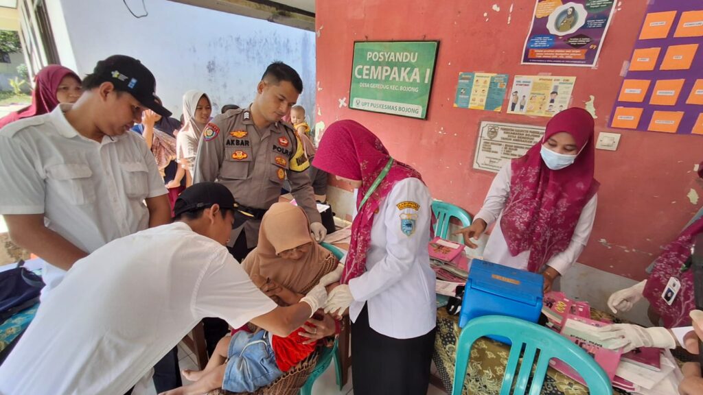 Bhabinkamtibmas Polsek Bojong Polres Pandeglang Hadiri Kegiatan Pekan Imunisasi Nasional di SDN 1 Geredug 10 WhatsApp Image 2024 07 24 at 10.12.55
